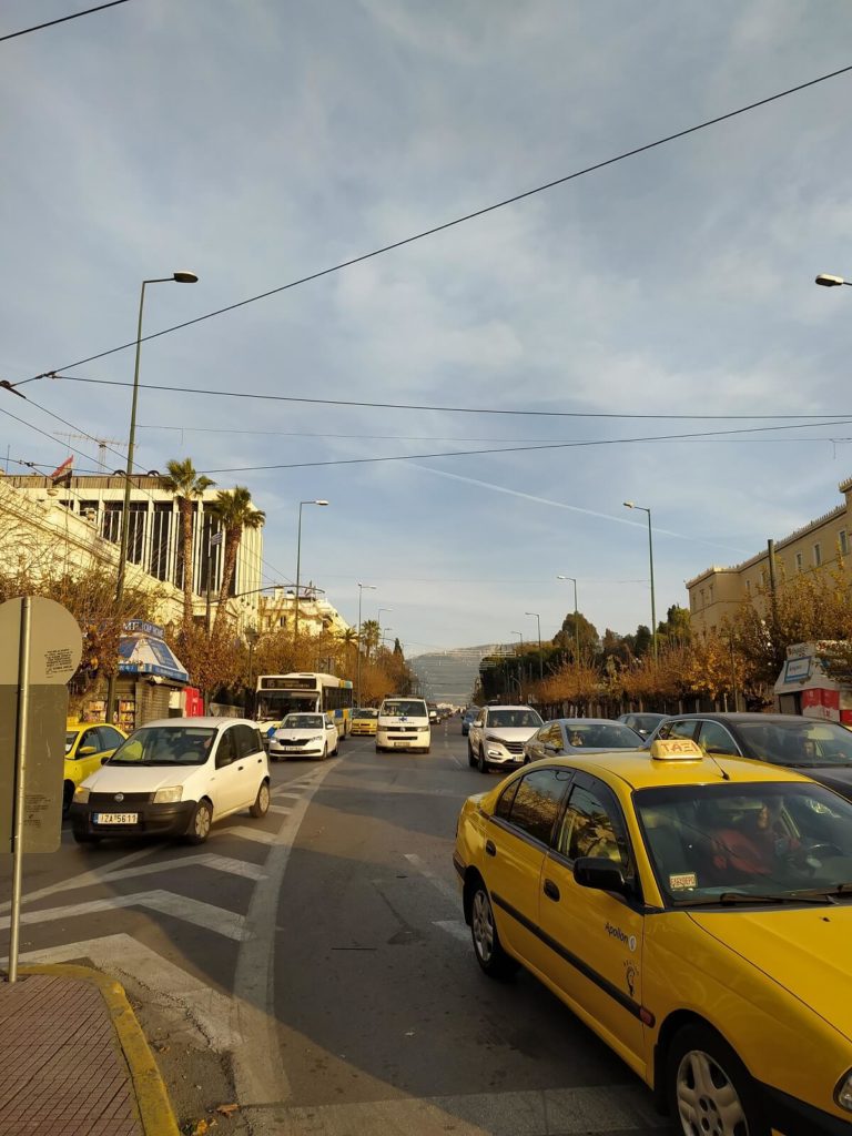 Żółte taksówki w Atenach